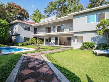 ¡CASA REMODELADA CON ALBERCA Y JARDÍN EN ACAPANTZINGO, ZONA CENTRO DE CUERNAVACA