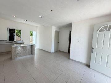 Casa remodelada de una planta con 2 recámaras y patio al Oriente de la ciudad