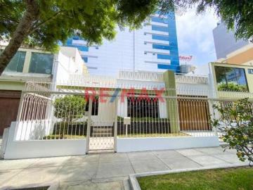 Casa Remodelada dentro de Condominio Cerrado En Pleno Centro De San Isidro Con Seguridad 24/7