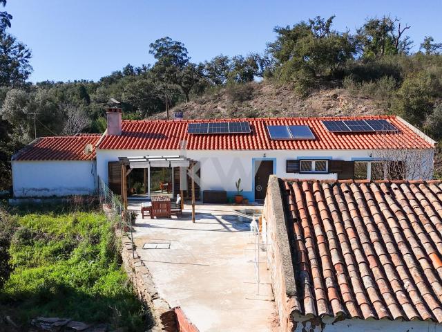 Casa Remodelada em terreno com 7 hectares em São Martinho das Amoreiras, Odemira