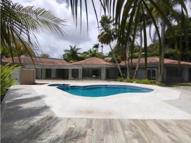 CASA REMODELADA EN VENTA EN LA LAGUNITA COUNTRY EL HATILLO