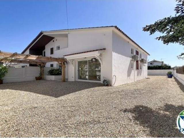Casa renovada con 5 habitaciones y licencia turística en Empuriabrava, sector Peni