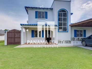 Casa Renovada de dos Pisos con Piscina en Playa Blanca Panamá