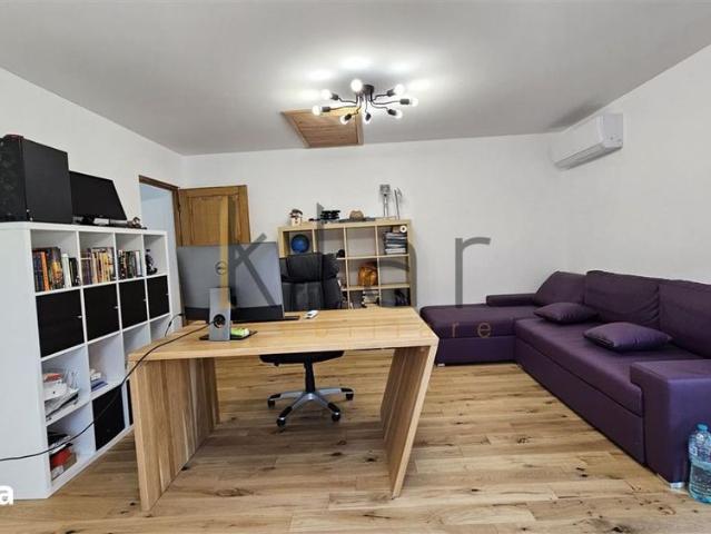 Casa renovata 200mp pe 2 niveluri,parcare,curte cu foisor,Centru zona