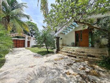 Casa residencial con alberca y amplios jardines