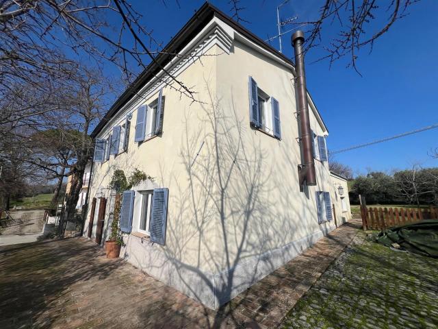 Casa ristrutturata con soperto 196m² Montefelcino