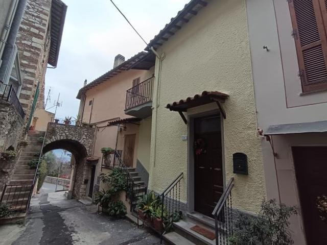 Casa ristrutturata e arredata a Cesi