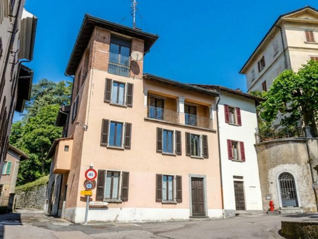 CASA STORICA DI 8.5 LOCALI DA RINNOVARE A CASTELROTTO