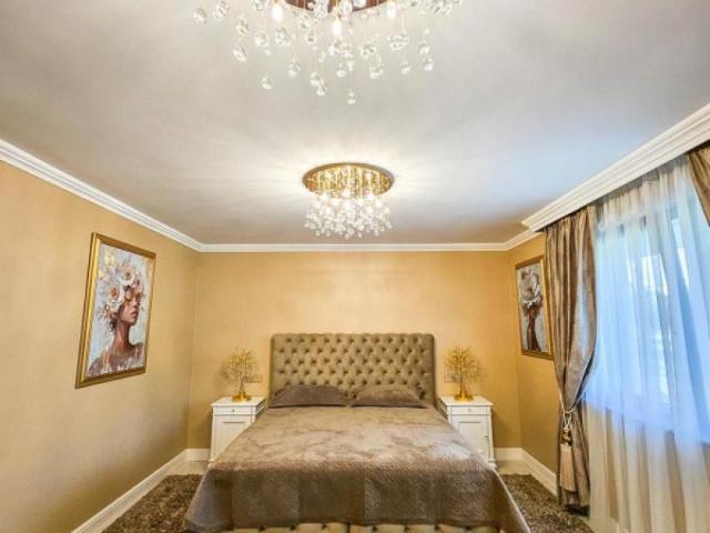 Casa superfinisata, complet mobilata, cu piscina incalzita 5 camere, 5 bai