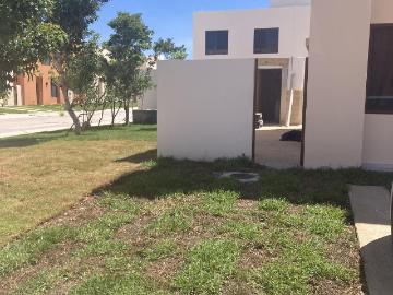 Casa Amueblada en Renta en Zona Aeropuerto con alberca
