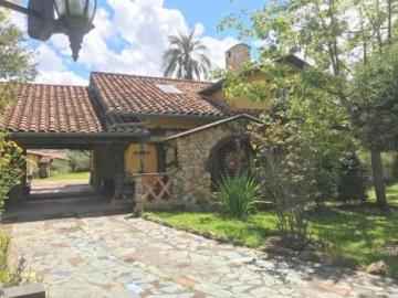 Exclusiva villa en venta en San Joaquín con 1.700m2T