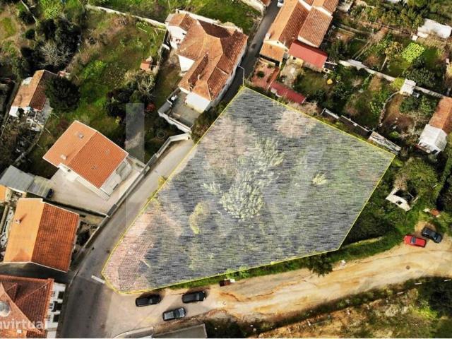 Casa Secular para reconstruo inserida num terreno de 1182m2