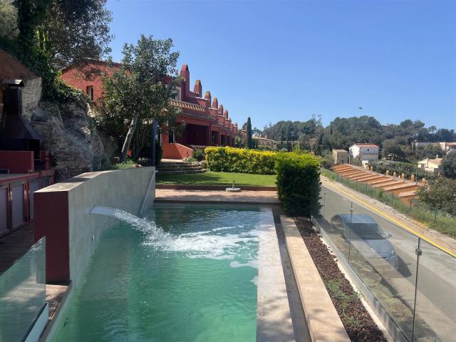 Casa semi adosada con vistas al mar, piscina y jardín priva. 139m² Begur