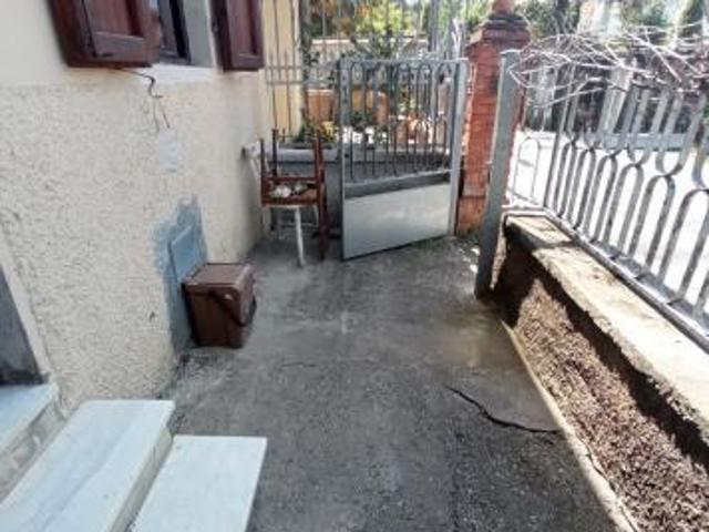 CASA SEMI INDIPENDENTE di 4 vani e di 90 mq CAMAIORE rif. 121