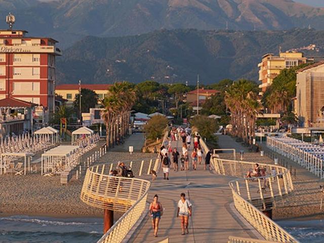 CASA SEMI INDIPENDENTE in AFFITTO a CAMAIORE di 4 vani