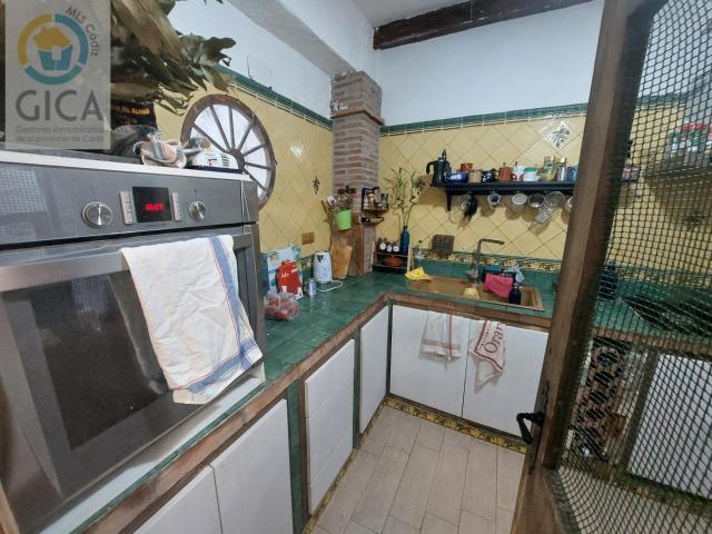 Casa semicéntrica en la barriada de la Bajadilla en Algeciras