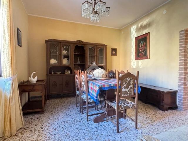 CASA SEMINDIPENDENTE A MONTAQUILA