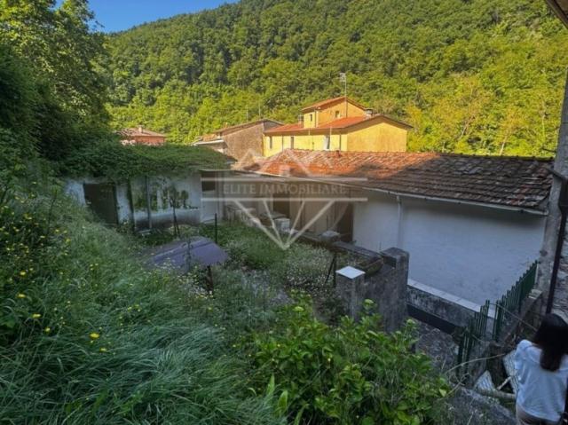 Casa semindipendente in vendita a Carrara, Torano