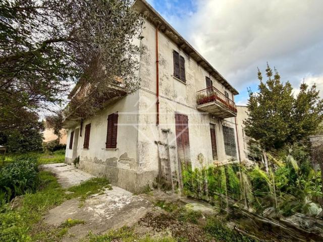 Casa semindipendente in vendita a Carrara, Avenza