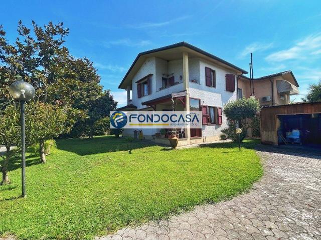 Casa semindipendente in vendita a Forte dei Marmi, Vittoria Apuana