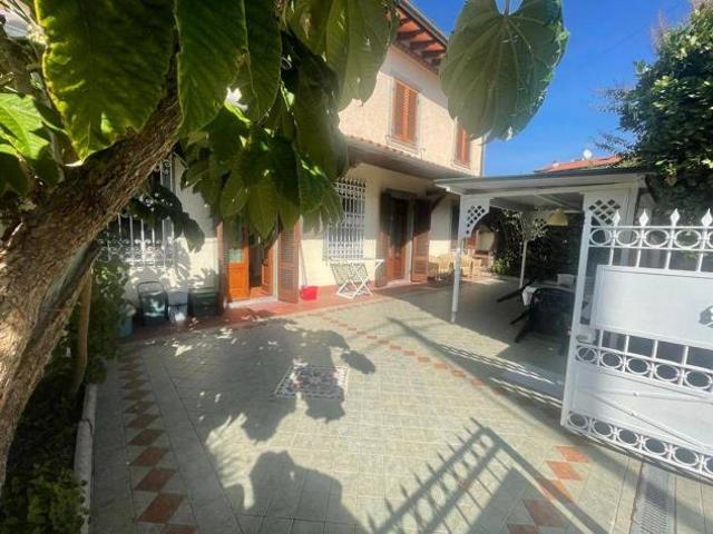 Casa semindipendente in vendita a Forte dei Marmi 105 mq Rif: 1330243