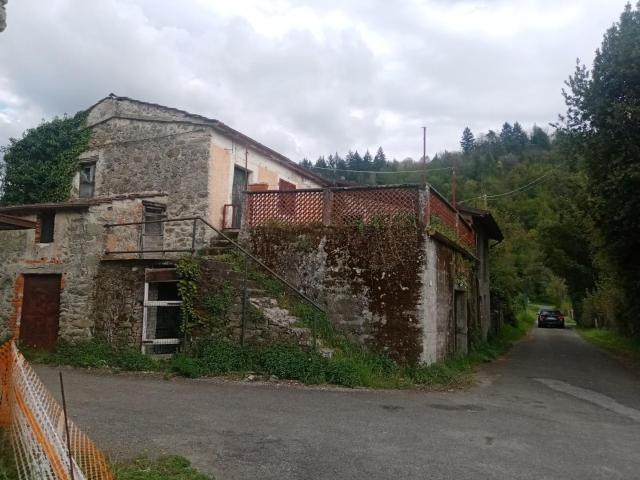 Casa semindipendente in vendita a Licciana Nardi in Da ristrutturare composto da 8vani