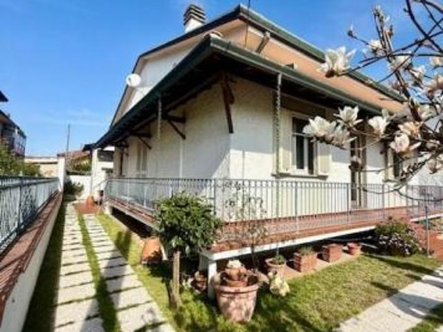 Casa semindipendente in vendita a Lido di Camaiore Camaiore 130 mq Rif: 1313269