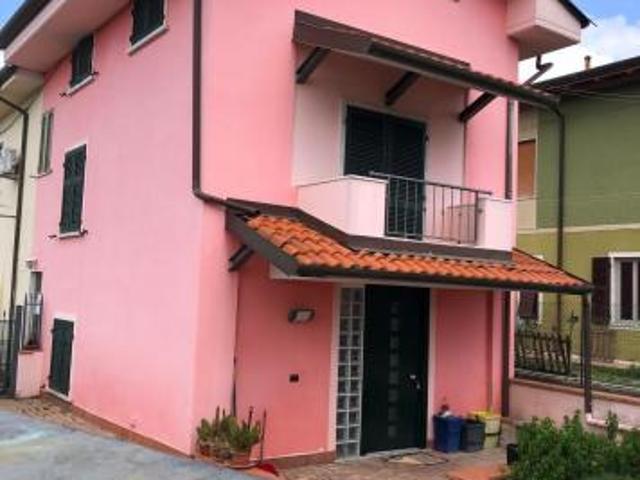 Casa semindipendente in vendita a Marina di Carrara Carrara 90 mq Rif: 1412582