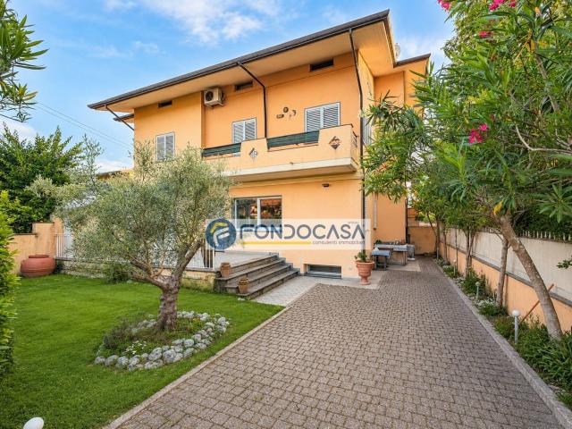 Casa semindipendente in vendita a Massa, Ronchi