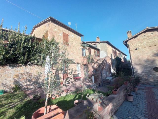 Casa semindipendente in vendita a Sant'Andrea a Montecchio Siena in Ottimo composto da 10vani