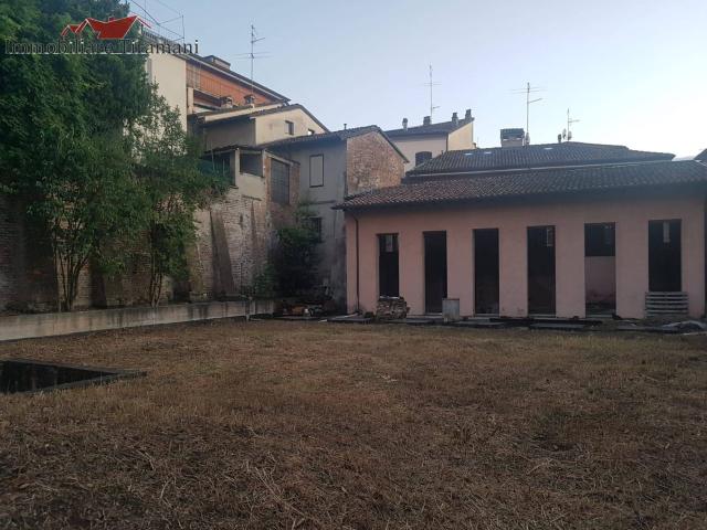 Casa semindipendente in vendita a Piacenza, Centro storico