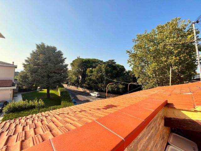 Casa semindipendente in vendita a Prato via delle Pollative 1, San Giusto