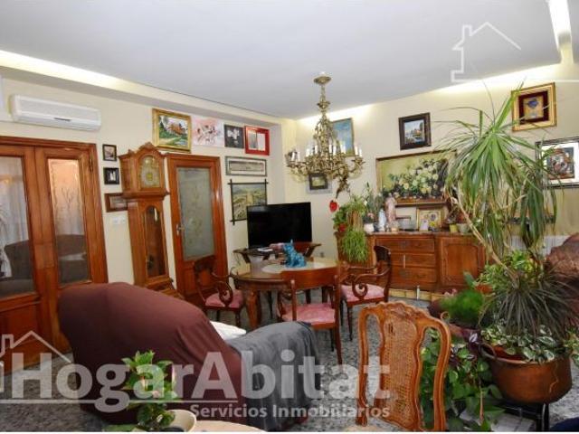 CASA SEMIREFORMADA CON GARAJE Y DOS TERRAZAS, EN EL CENTRO