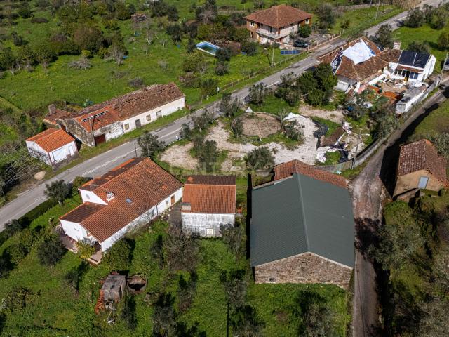 Casa Senhorial T4+2 com Terreno, Garagem para Várias Viaturas e Elevado Potencial de Valorização | Tomar