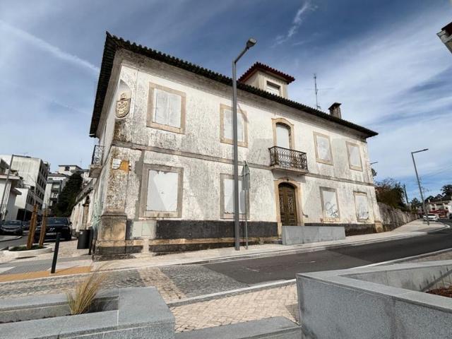 Casa Senhorial com Terreno no Corao de Ourm | Para Reabilitar com H