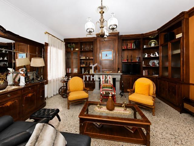 Casa señorial con garaje para 3 coches, patio, terrazas y múltiples suites en venta en Don Benito