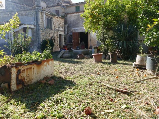 CASA SEÑORIAL DE PUEBLO DEL SIGLO XVII CON JARDÍN