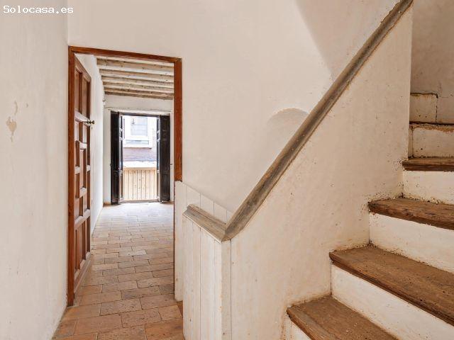 CASA SEÑORIAL EN EL CENTRO. POTENCIAL PARA VIVIR, INVERTIR O CREAR ALGO QUE DEJE HUELLA!