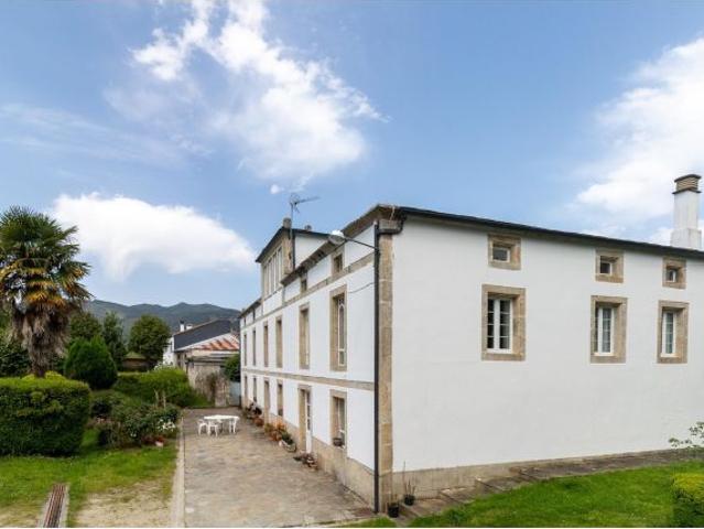 Casa señorial gallega con hórreo, granero y 12.000 m2 de finca cerca de Foz y Burela