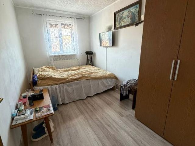 Casa si Teren/ Curte/ Metrou Republica 12'