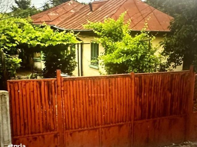 Casa si teren de vanzare acces la doua strazi, principale