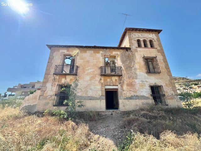 CASA SINGULAR EN COBATILLAS