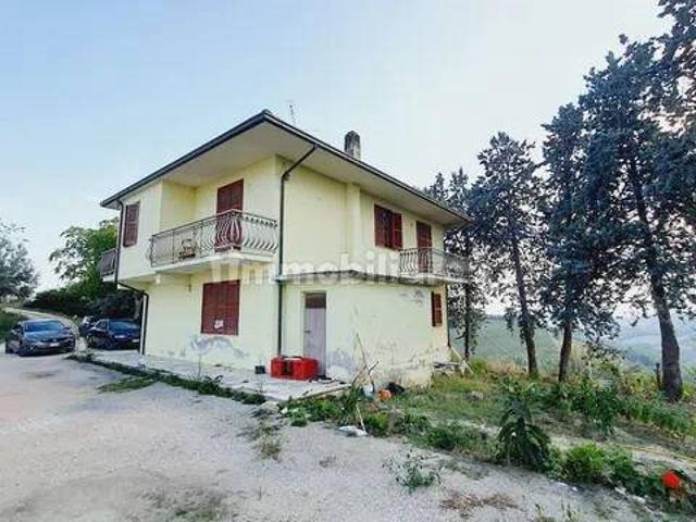 Casa Singola Con Ampio Terreno E Capannoni Ad Offida Ap L’. 250m² Offida
