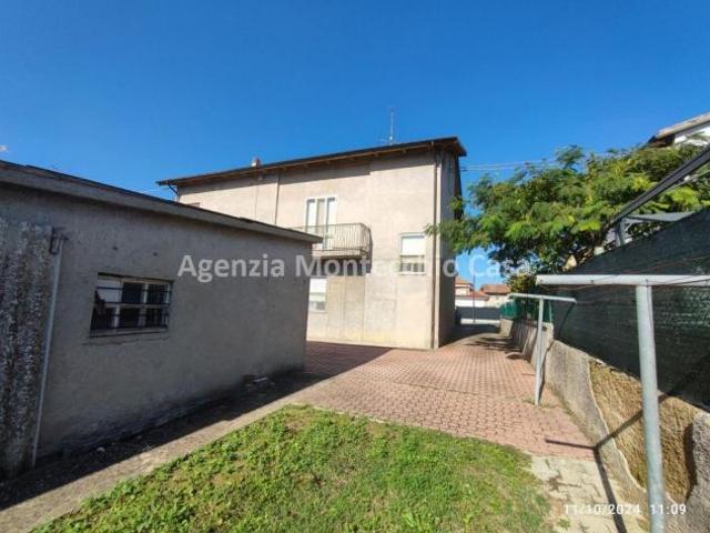 Casa singola con due appartamenti, mansarda, tre garage e scoperto esclusivo
