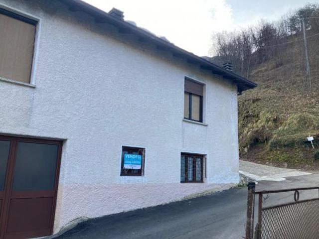 Casa singola con rustico e giardino privato