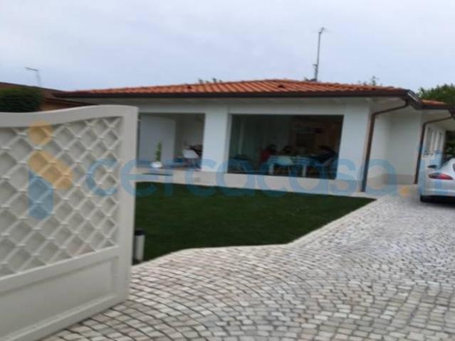 Casa singola di nuova costruzione, in affitto in Via Viner, Forte Dei Marmi