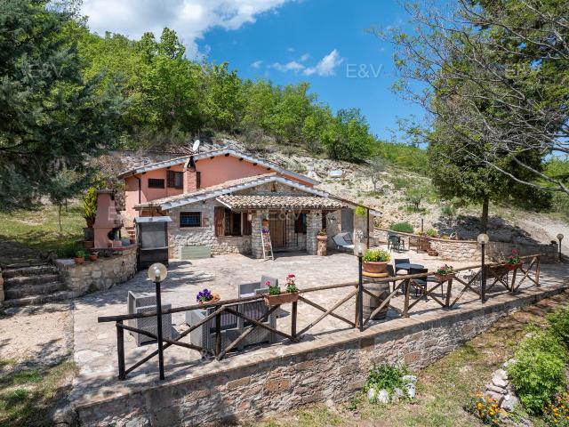 Casa singola in pietra con terreno 110m² Spello