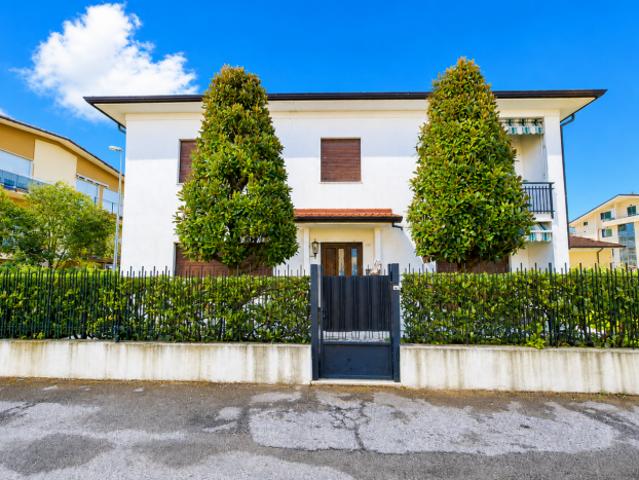 Casa singola in vendita a Marina di Carrara Carrara 280 mq Rif: 1429008