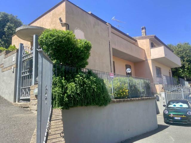 Casa singola in vendita a Livorno in Ottimo composto da 8vani