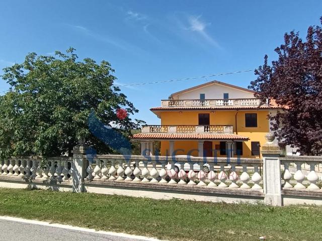 Casa singola in vendita a Bellante 430m² Bellante stazione